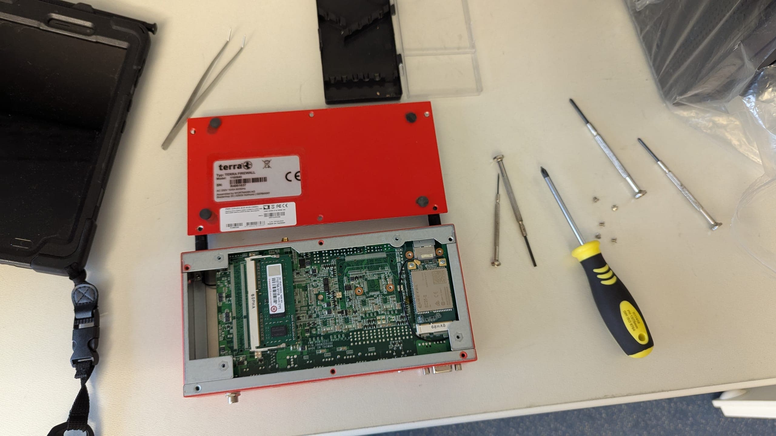 Geöffnete Firewall mit neu eingebautem LTE-Modul und Werkzeug